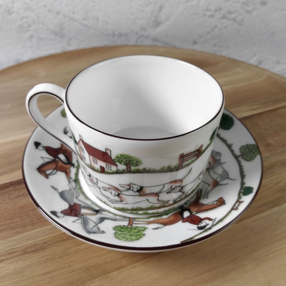 新品黒壺ウェッジウッド ハンティングシーン ティーカップ＆ソーサー＆ケーキ皿ペア 廃番品/美品】 黒壺 ウェッジウッド ハンティングシーン カップ