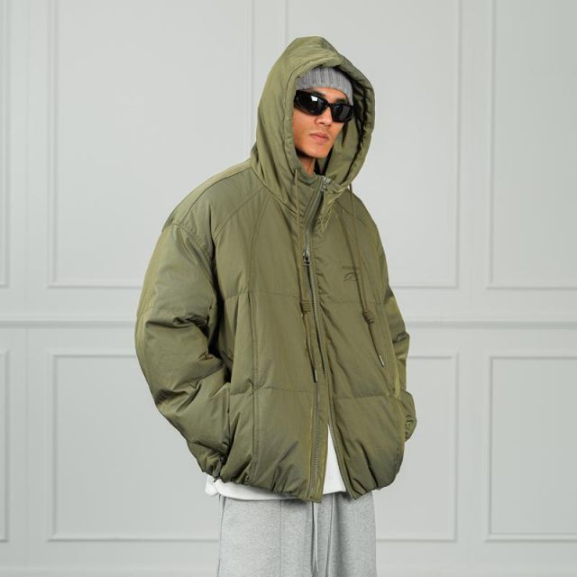 春 コーデ メンズ 用 服 シンプル ファッション オシャレ 大人 かっこいい 紳士服 フード付き ダウン ジャケット ホワイト  カジュアル 通勤スタイル ね着コーデ ゆったりシルエット 軽アウ