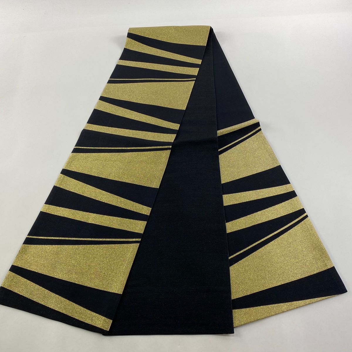 正絹　袋帯　黒地　幾何学　金色模様入り 美品】 袋帯 秀品 幾何学模様 金通し 箔 黒 六通 正絹 【中古】 - メルカリ