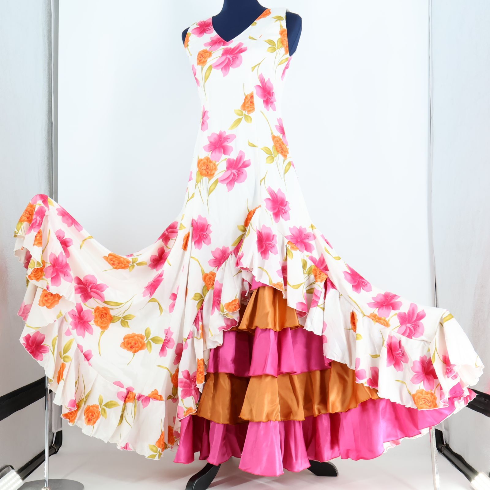 フラメンコ衣装 ホワイト ワンピース ドレス ボランテ 白 花柄 ピンク オレンジ かわいい ダンス用 豪華 袖なし 明るい レディース きれいめ ノースリーブ フリル フラワー スカート ロング ダンス ダンスウェア ステージ 舞台 発表会 派手