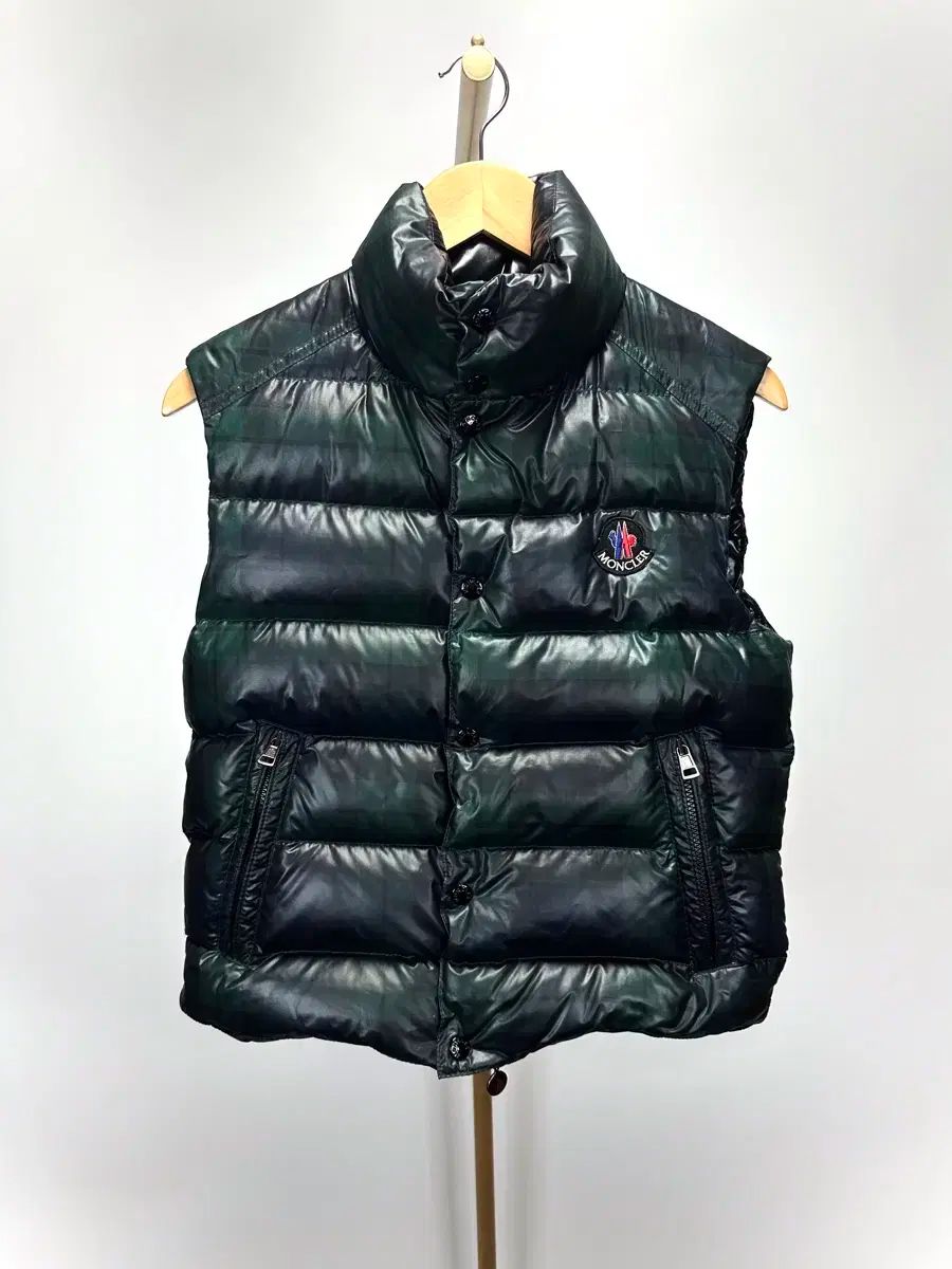 MONCLER HELSINKIダウンベスト　サイズ0　デカロゴワッペン 0 サイズ MONCLER(モンクレール) ワッペン ロゴ ダウンベスト