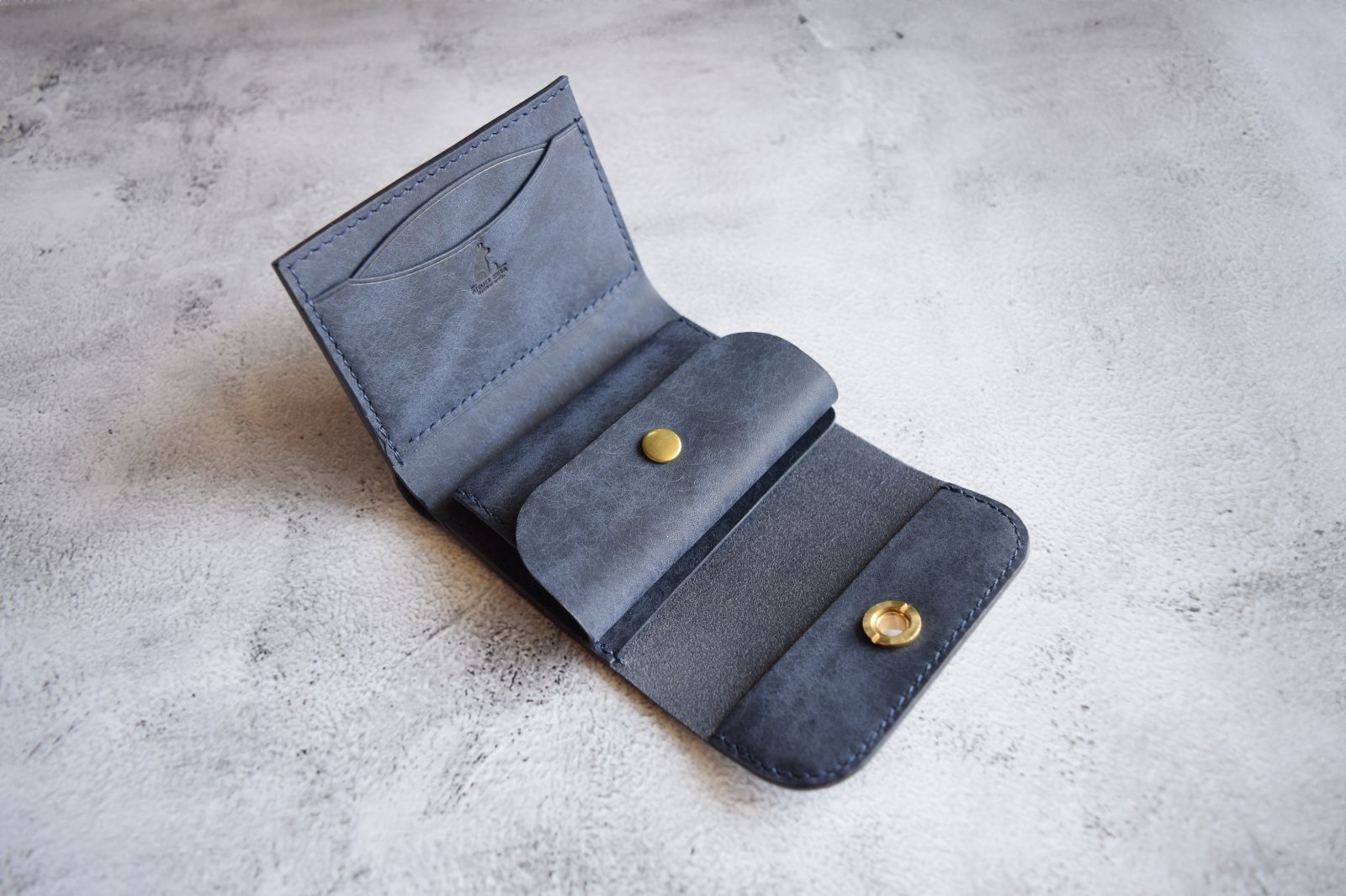 三つ折り財布 本革 ｲﾀﾘｱﾝﾚｻﾞｰ 【オコシ金具】 Navy ネイビー - メルカリ