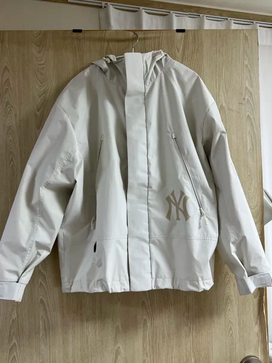 MLB GORE WINDSTOPPER 2L MEGA ロゴ ウィンドブレーカー ニューヨーク ヤンキース クリーム