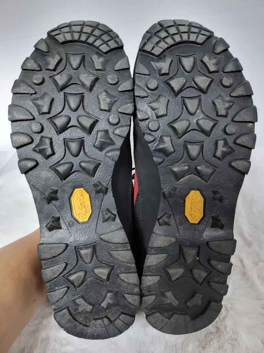 AKU 阿久 軽量登山靴 トレッキングシューズ 245 サイズ OLIVEOS_COM_TR