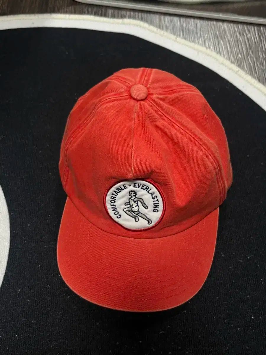 時代を超越したスポーツウェア running mate 5P cap red
