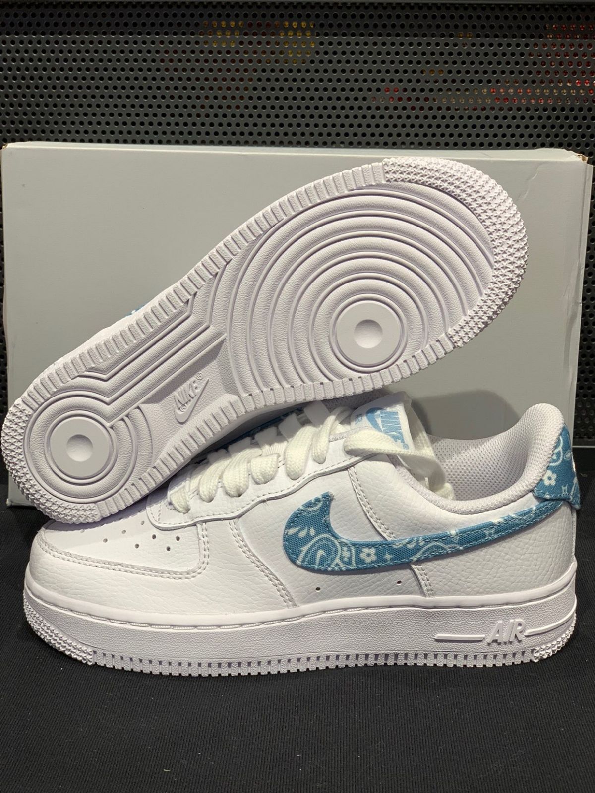 NIKE WMNS AIR FORCE 1 07 ESS white/worn blue-white-wht dh4406-100 レディース スニーカー AF1 ブルー ペイズリー