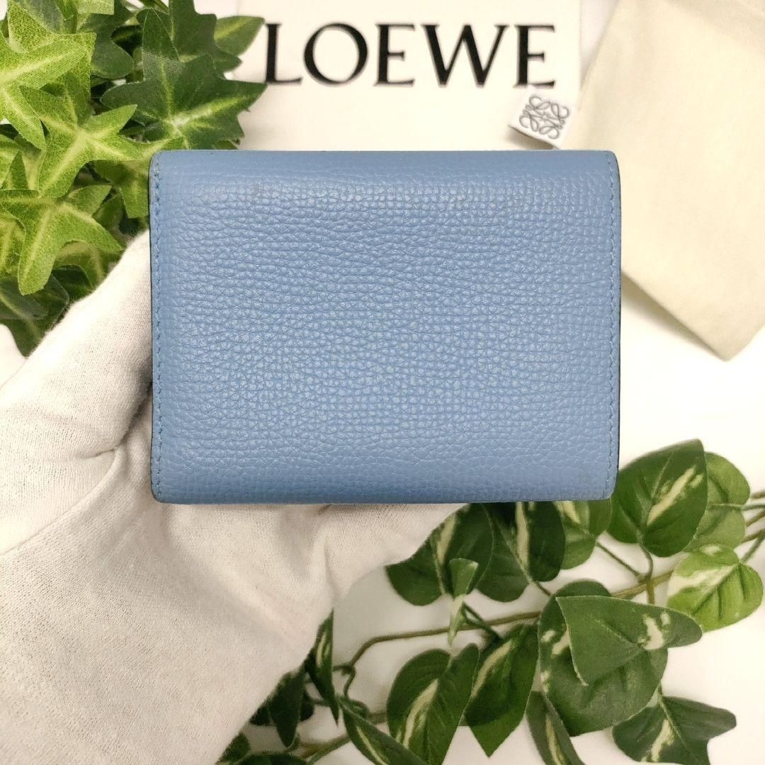 ロエベ アナグラム トライフォールドウォレット 三つ折り ロエベの“アナグラム”が繊細に艶めく、人気の三つ折り財布が新たな