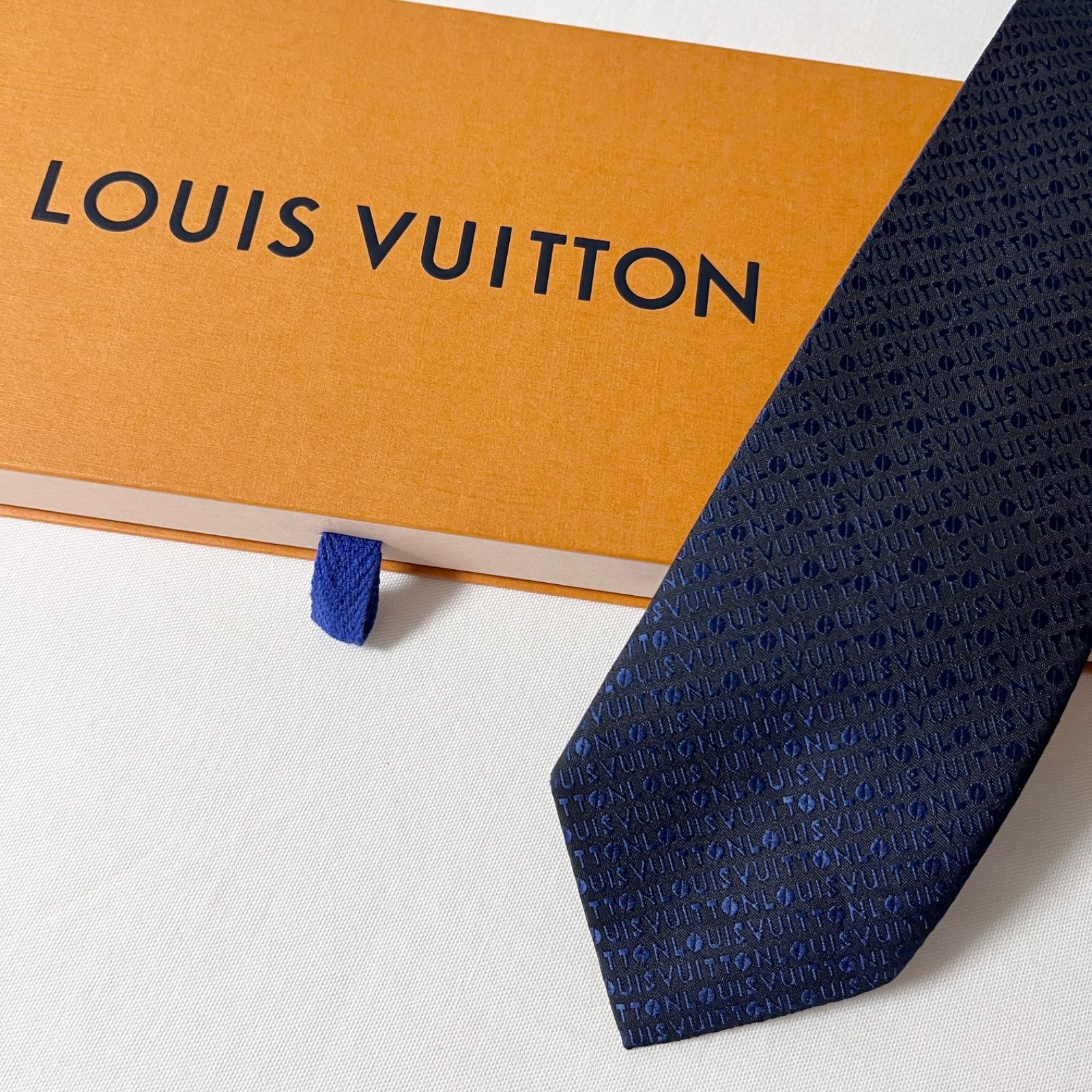 【美品】LOUIS VUITTONルイヴィトン　シルク100%ネイビーネクタイ 美品 LOUIS VUITTON ルイヴィトン ネクタイ シルク100% ネイビー