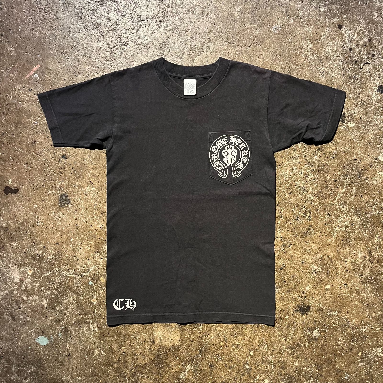 クロムハーツ アメリカンフラッグダガー　ヘンリーネックTシャツ　五分丈 クロムハーツ アメリカンフラッグダガー ヘンリーネックTシャツ 五分丈