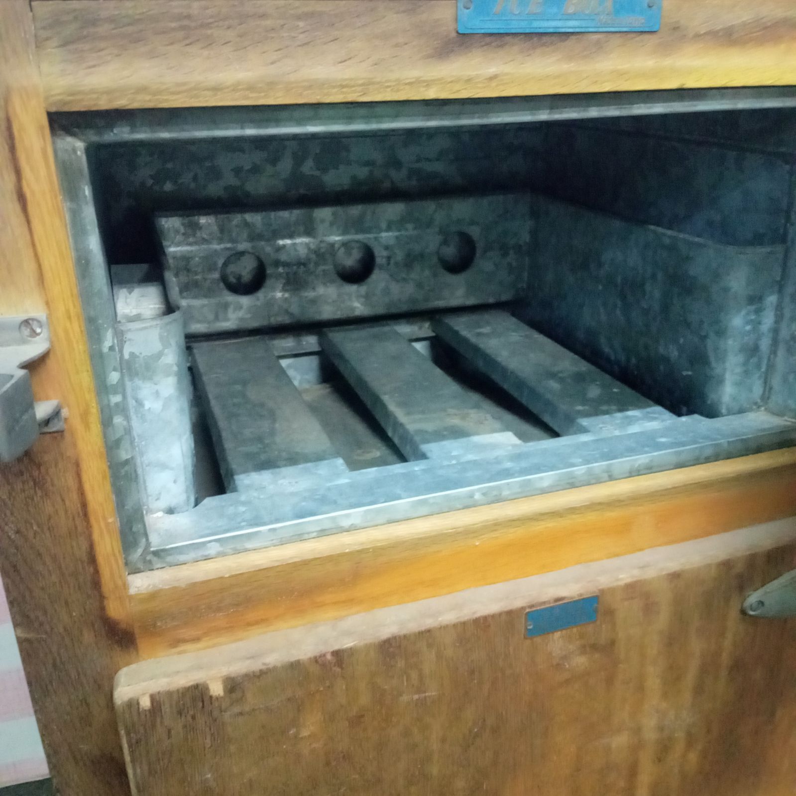 ◯ 昭和 レトロ 木製 冷蔵庫 氷冷蔵庫 ビンテージ冷蔵庫 - メルカリ