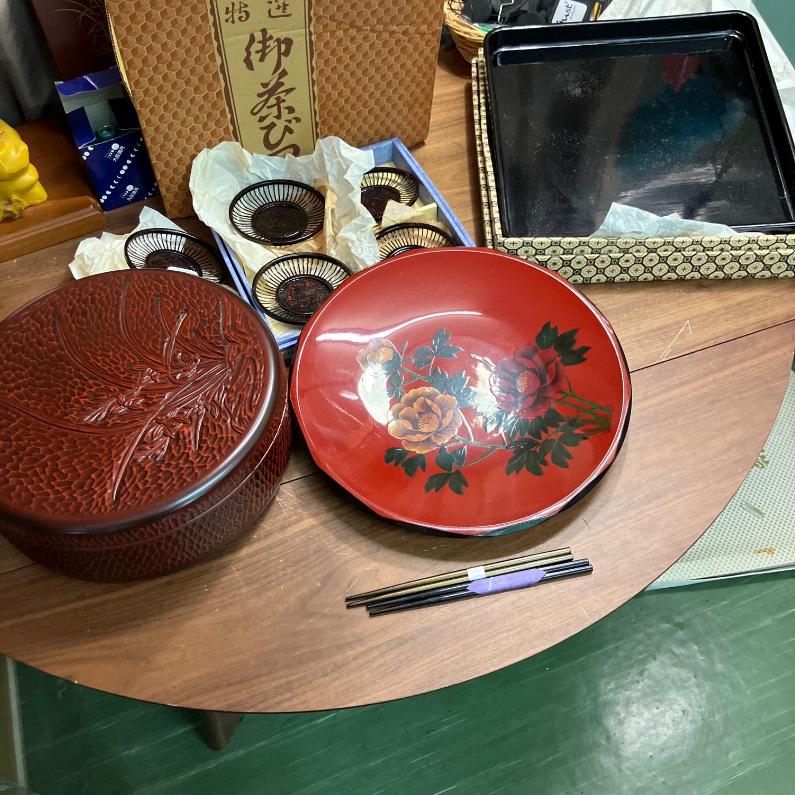 赤色の漆器 盆 花のデザイン おぼん 漆塗り 花柄 お盆 トレー 45cm 15