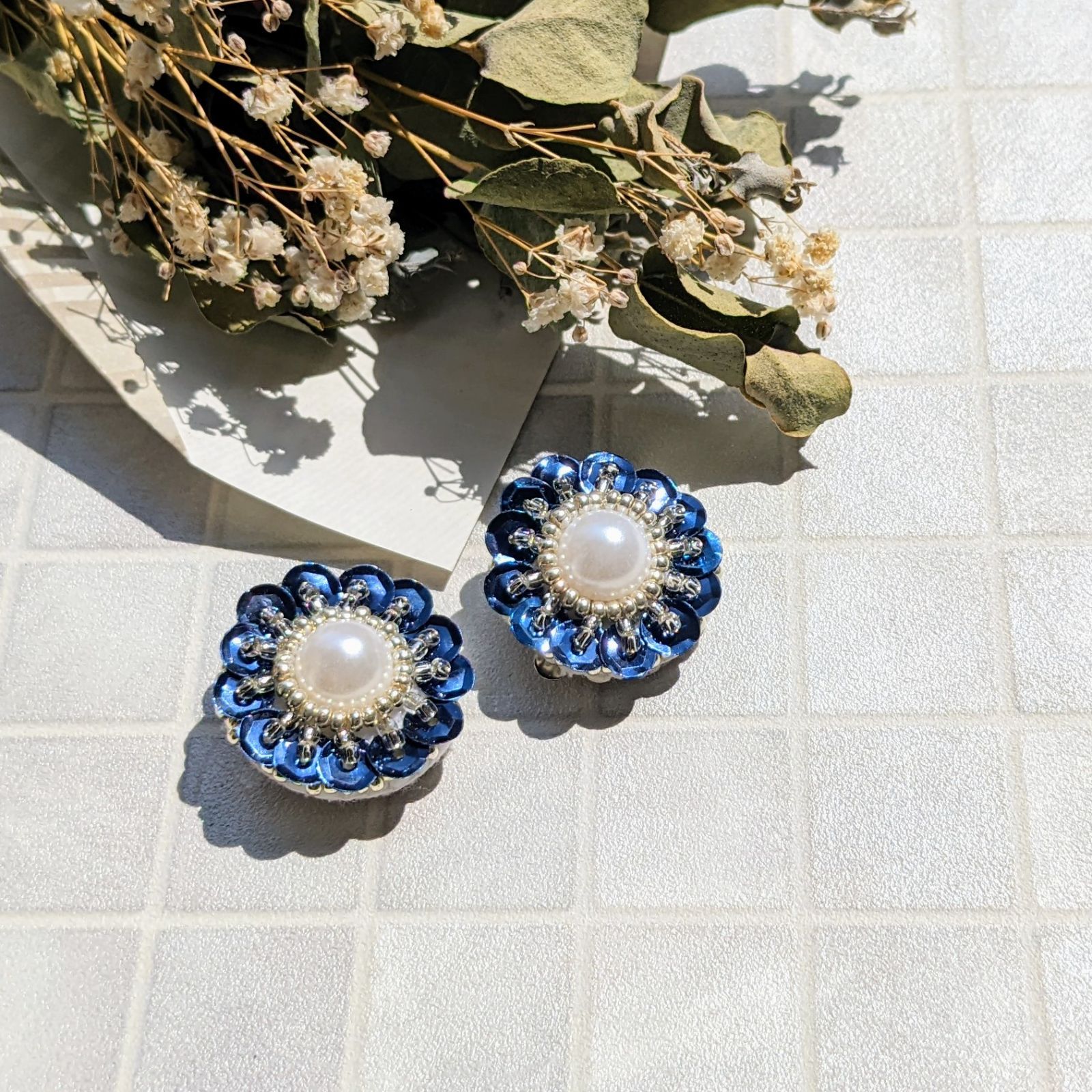 スパンコールの花びらピアス/イヤリング パールカボション ネイビー 