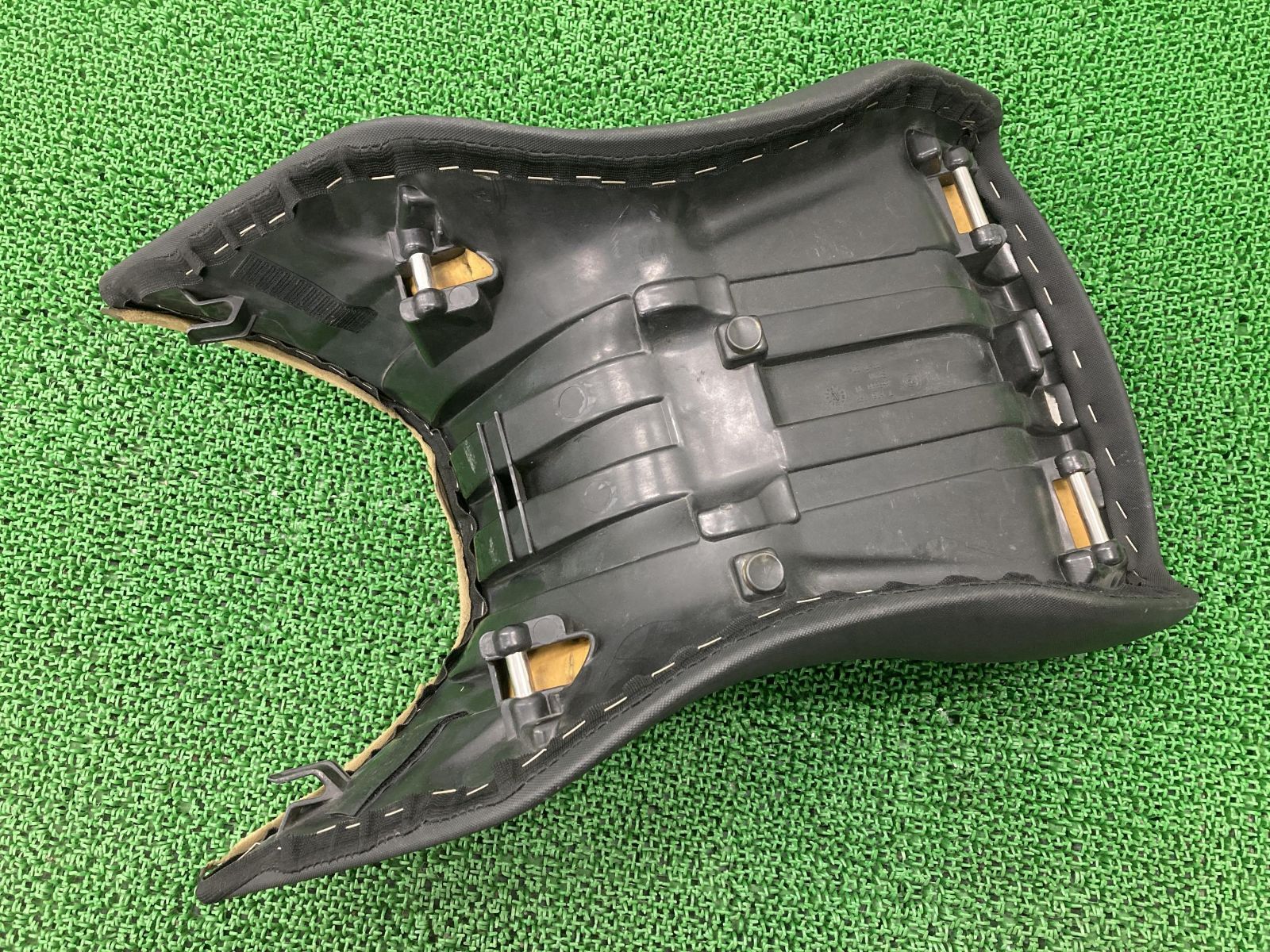 R1200GS フロントシート 7 678 292  純正 中古 バイク 部品 7678292 メインシート コンディション良好 破れ無し 品薄 Io R1200GS フロントシート 7 678 292 BMW 純正 中古 バイク 部品 メイン