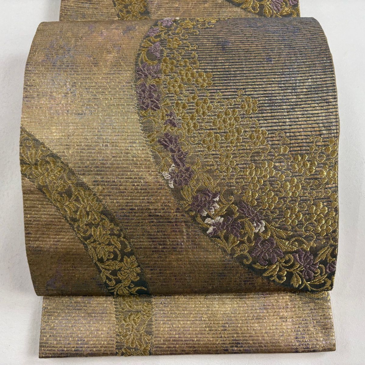 袋帯 豪華金彩 唐草 菱形 七宝 素敵なデザイン 六通 正絹 T-3822 袋帯 美品 名品 七宝 花菱 唐織 箔 灰白 六通 正絹 【中古