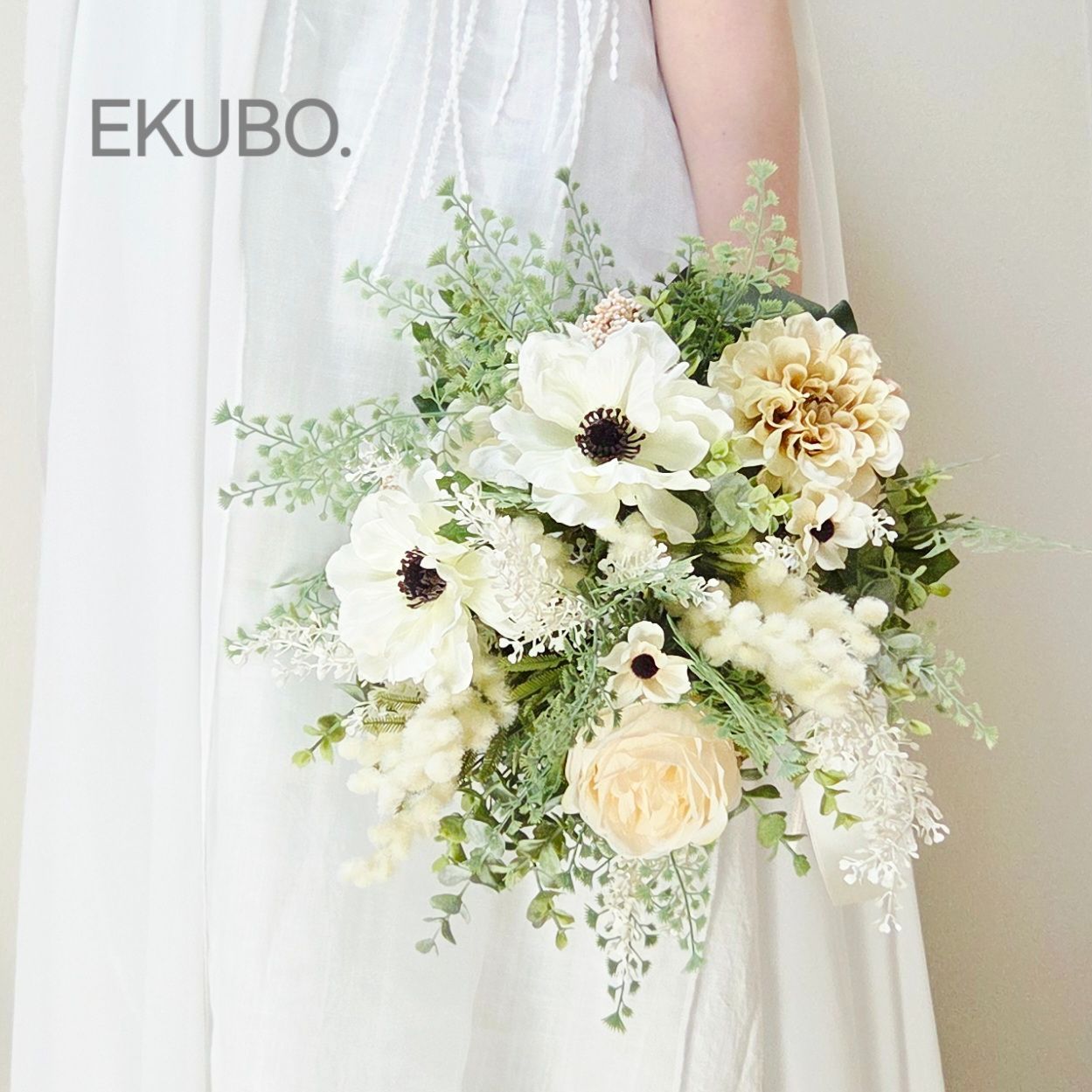 ホワイトアネモネのクラッチブーケ