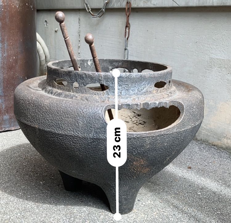 朝鮮風炉 三つ脚 真形釜 /鉄釜/茶道具/鉄火鉢/茶釜/骨董 高さ約