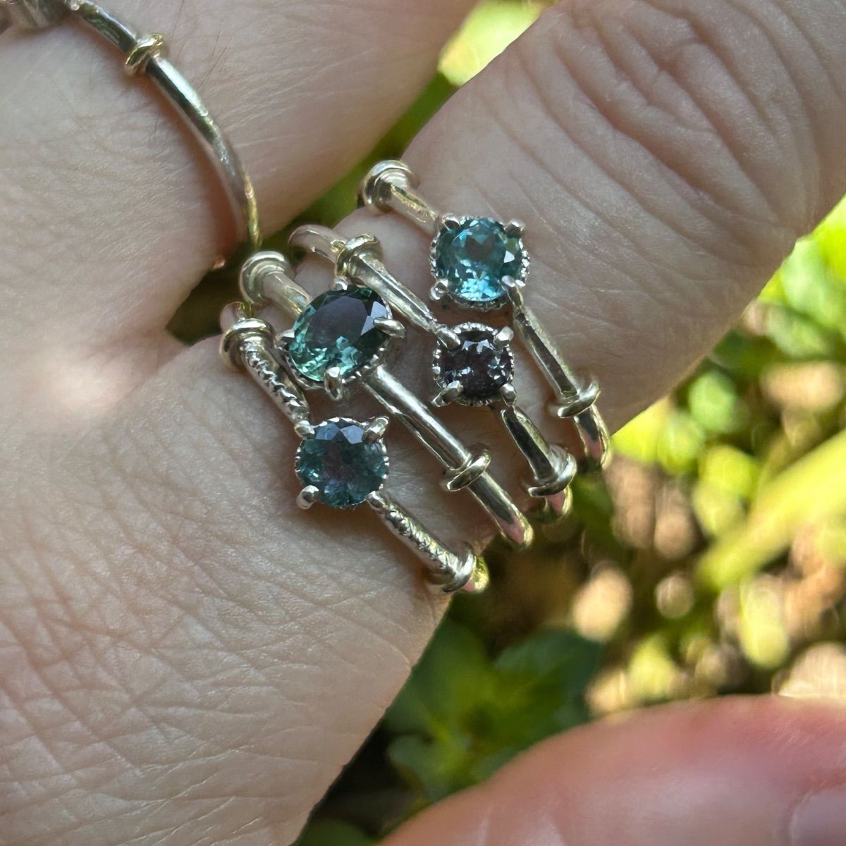 青のインクが滴る深緑色のモンタナサファイアK10小ワッカシルバー