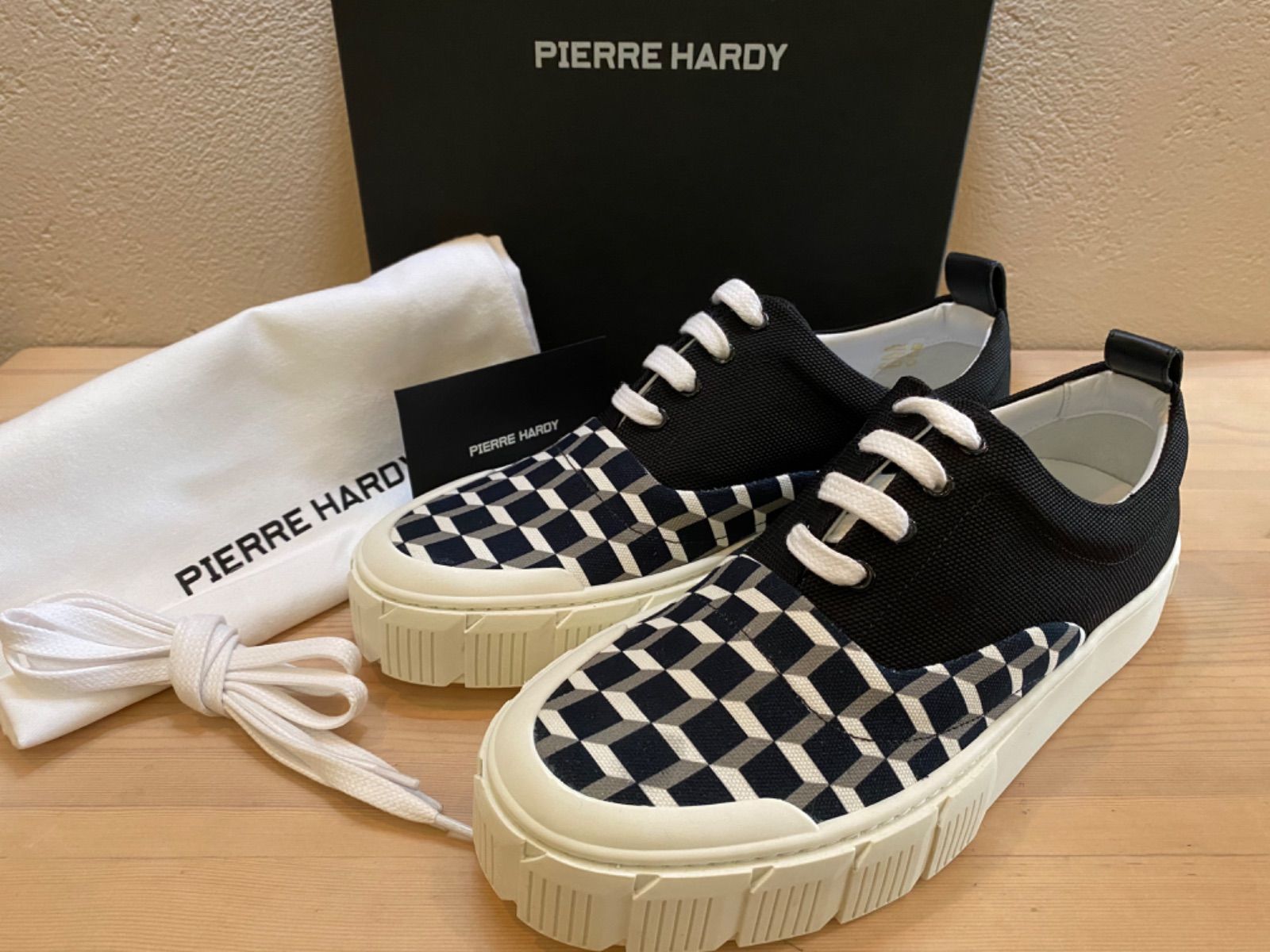 新品 PIERRE HARDY キューブ柄 キャンバス レースアップスニーカー 新品 PIERRE HARDY キューブ柄 キャンバス レースアップスニーカー