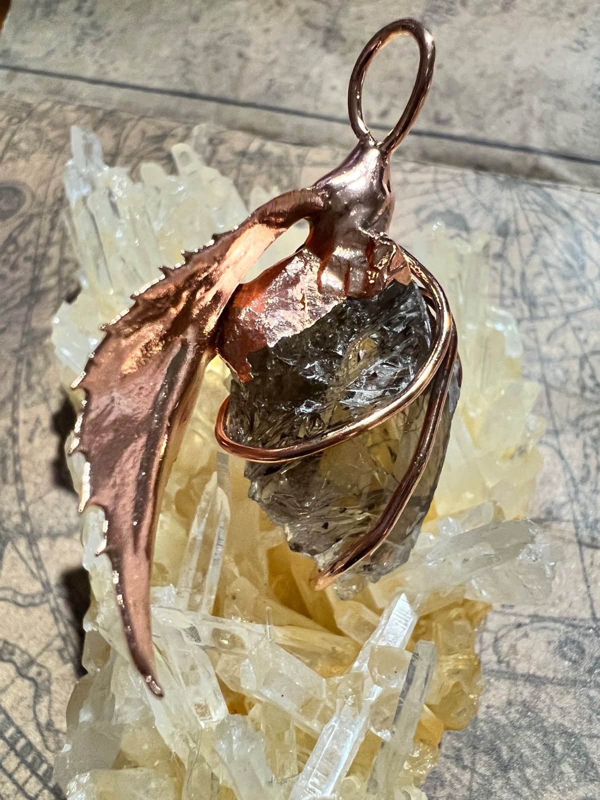 龍脈の精髄 ― 煙水晶ペンダント 逆境を超え自然と共鳴する護り 売上の一部は保護猫活動に使用させていただきます NEXPOTALLINN_EU