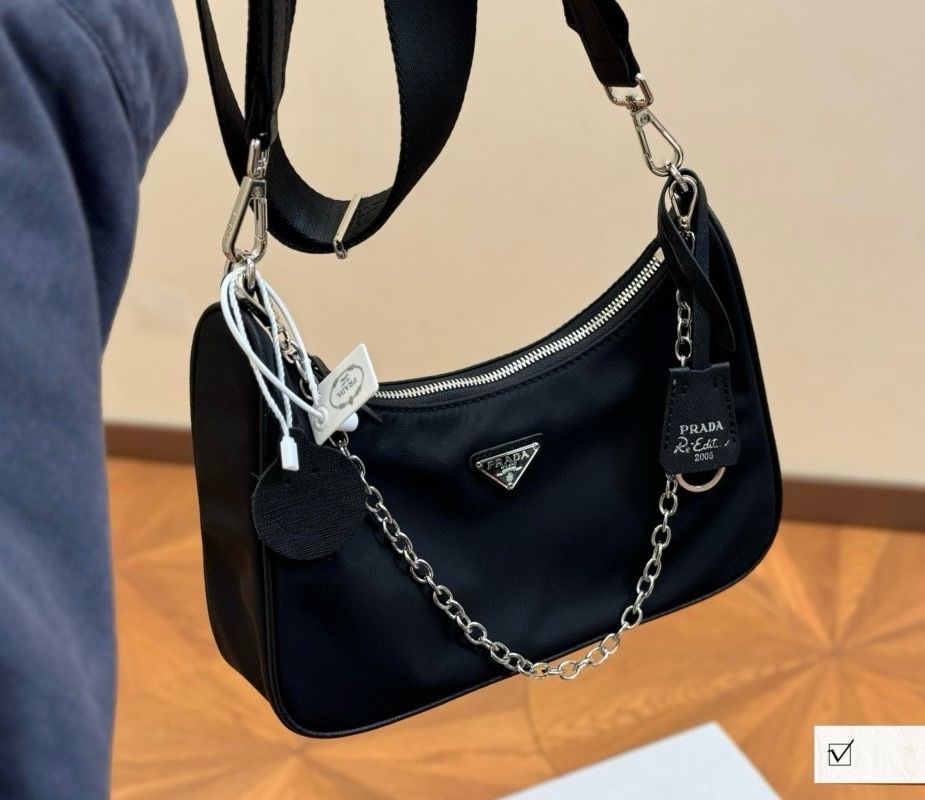 Prada Re-Edition 2005 Saffiano hobo ショルダーバック