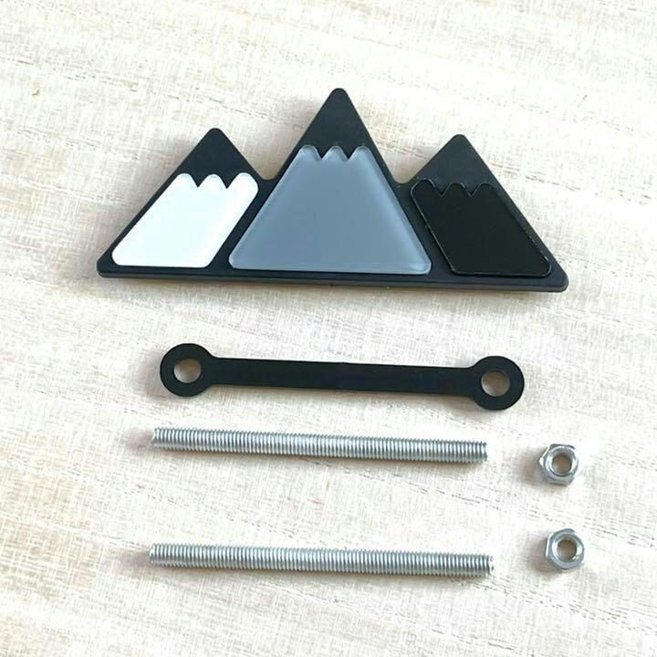 トヨタ タコマ マウンテン トリプル 3色 グリル バッジ グレー