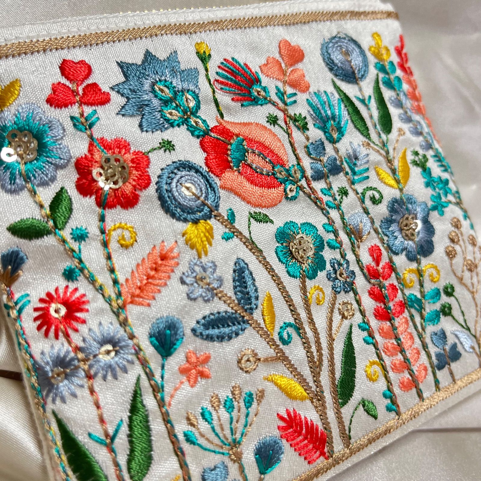 ボタニカルなインド刺繍リボン フラットポーチ - メルカリ