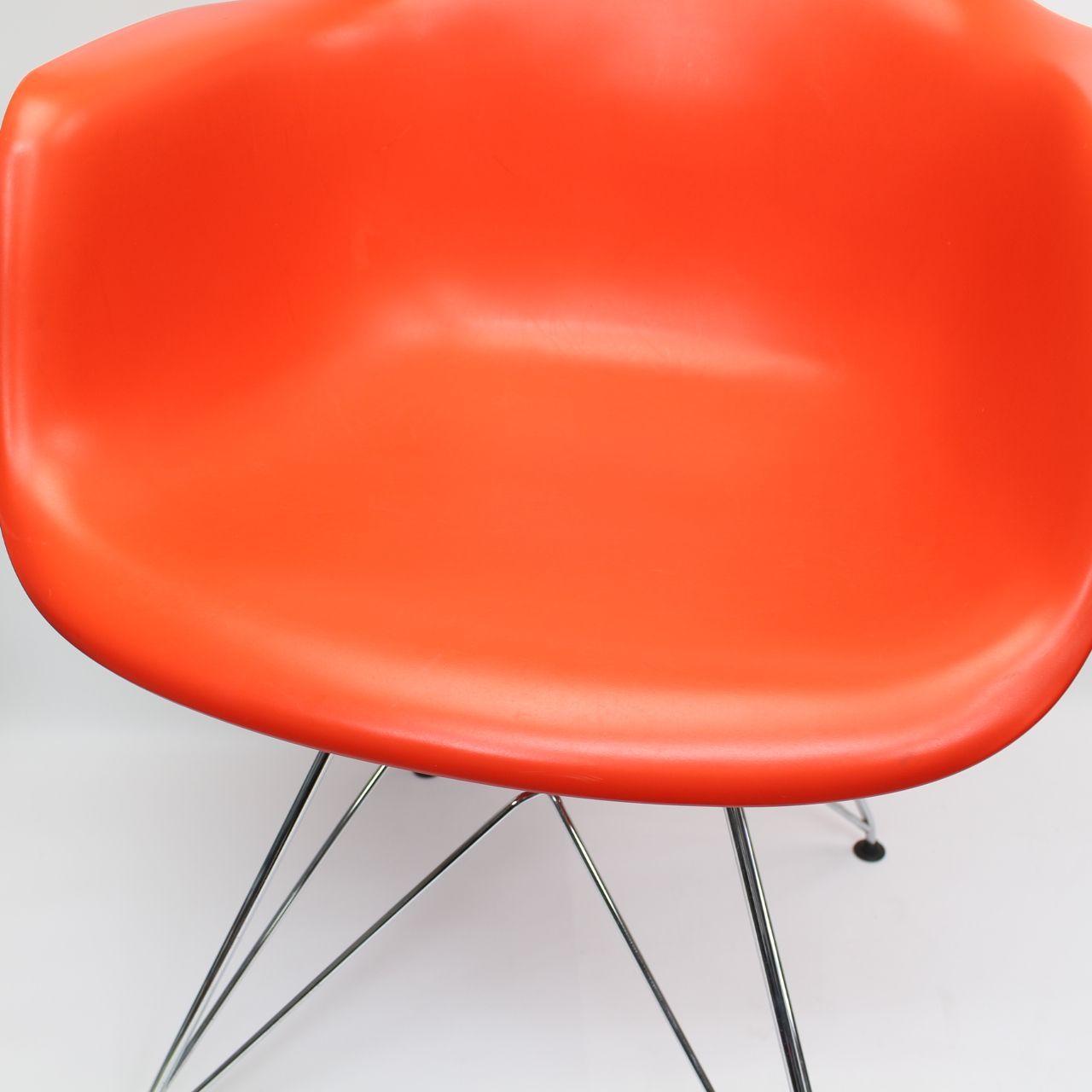 624 ハーマンミラー イームズ アームシェルチェア エッフェルベース レッドオレンジ系色