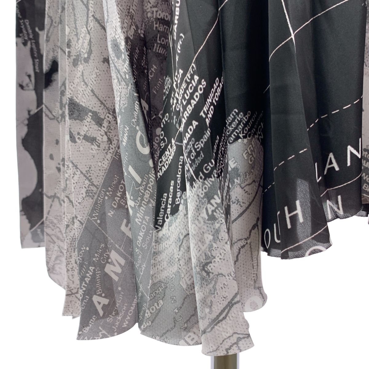 sacai 地図 ワールドマップロングドレス ワンピース 美品 sacai - サカイ world map ワールドマップドレス ワンピース 20-04986