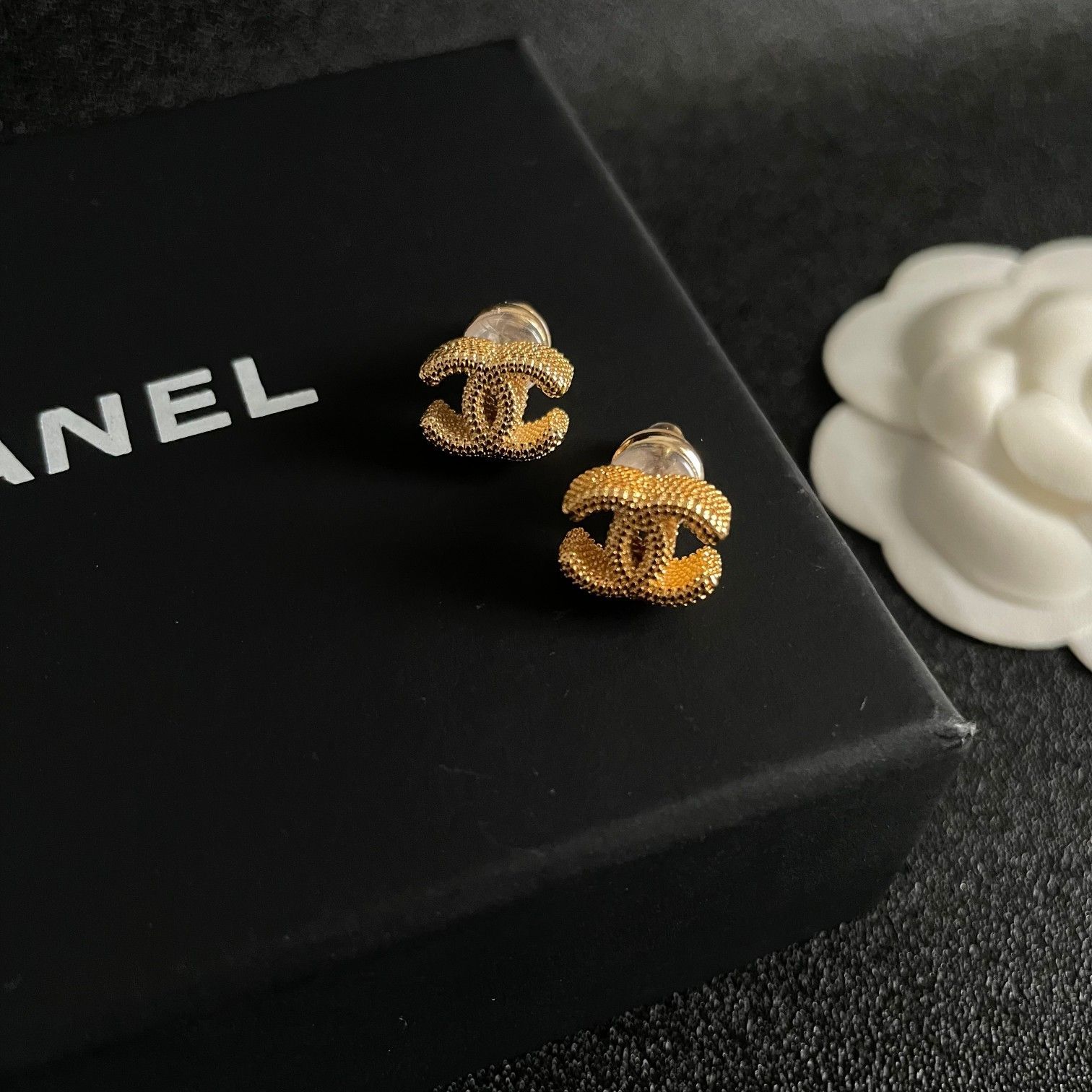 CHANEL】シャネル 新品 ピアス - CCロゴ ゴールド＆シルバー 2色セット - メルカリ