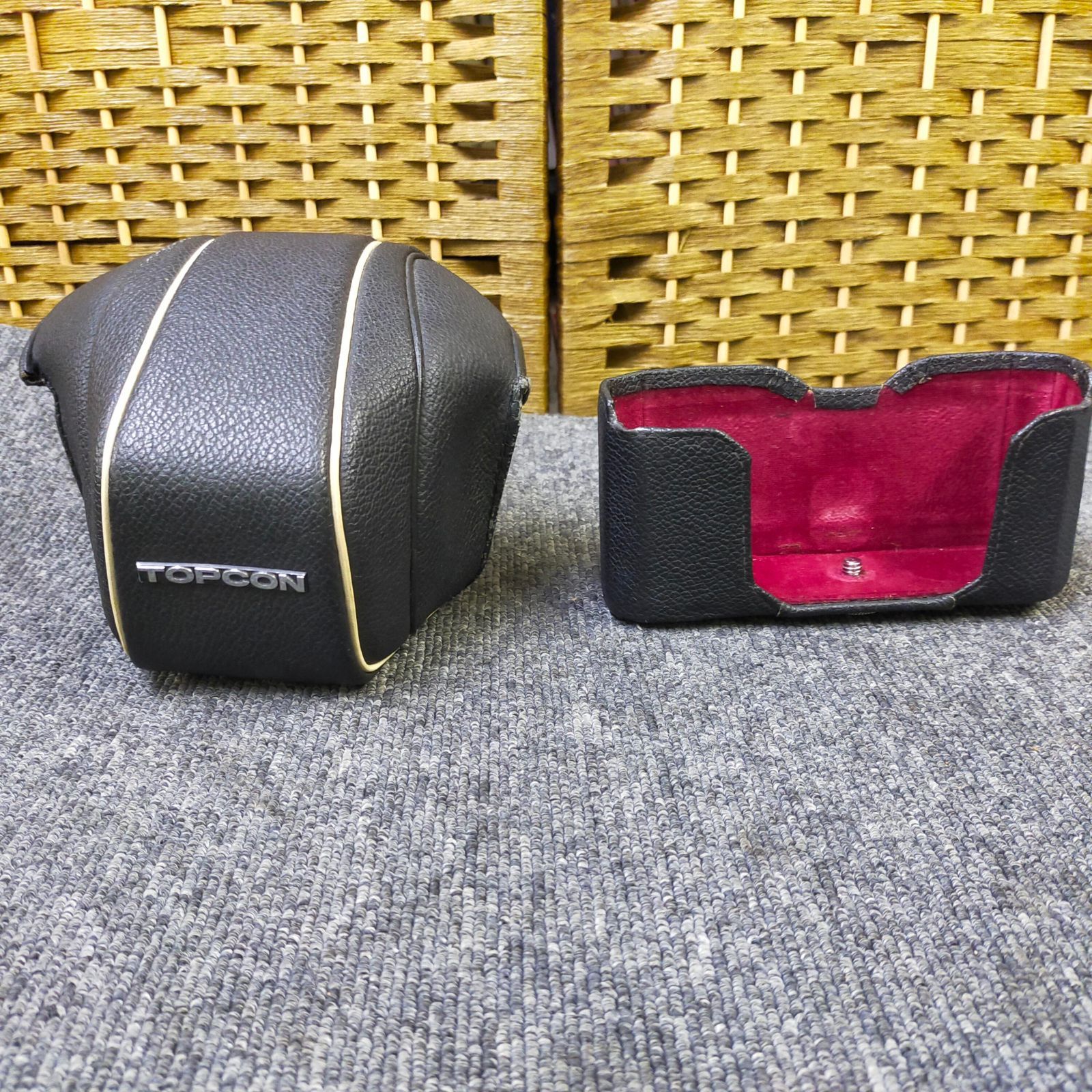 憧れの E06-20251009-012 TOPCON Unirex 一眼レフカメラ フィルムカメラ UV Topcor 53mm F2 望遠135mm F3.5 TOSHIBAフラッシュ 三脚付き 配送商品は通常配送無料。