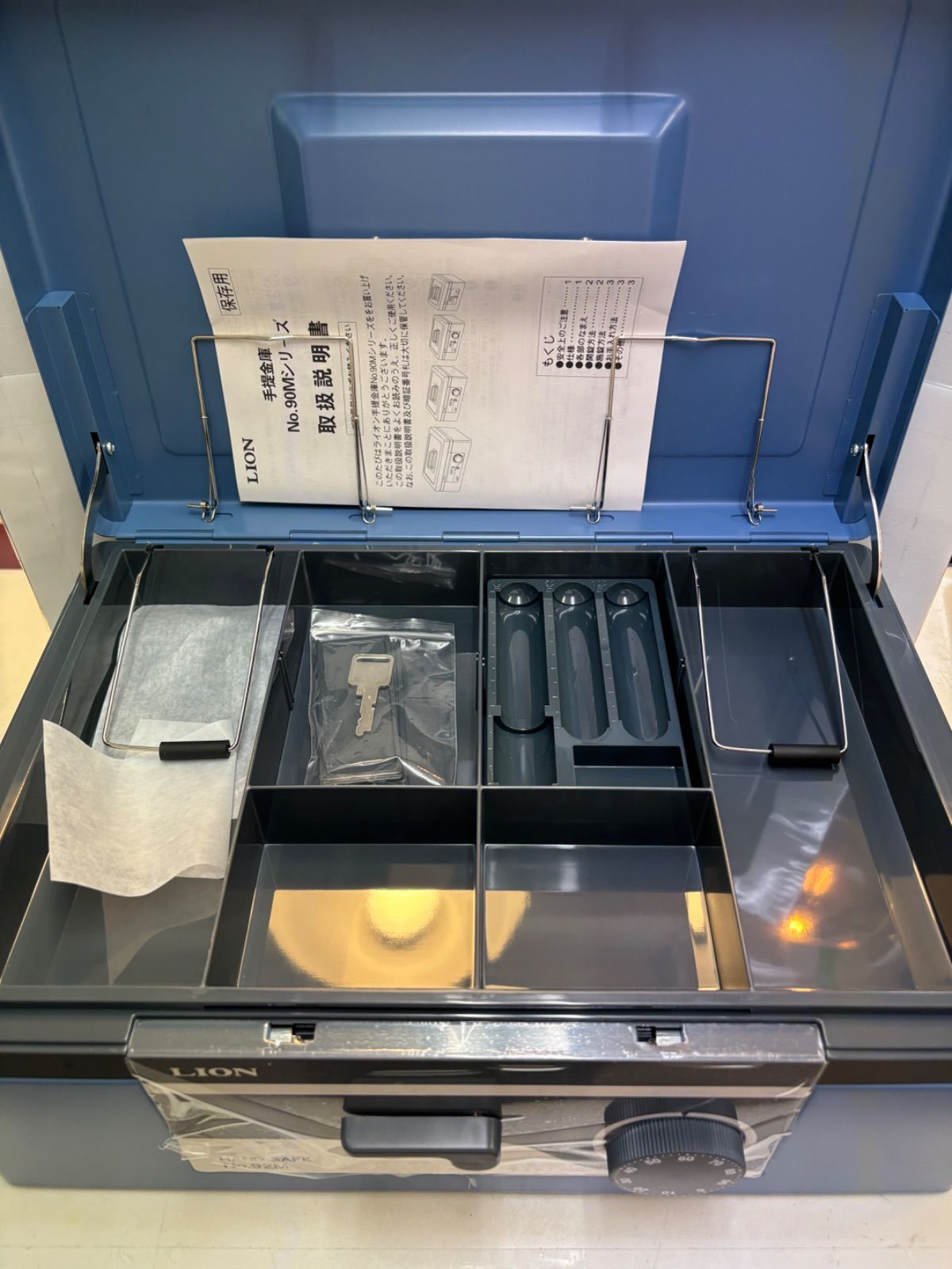 ◇金庫 ライオン事務器 LION No.92M 手提金庫 ブルー 【公式通販】