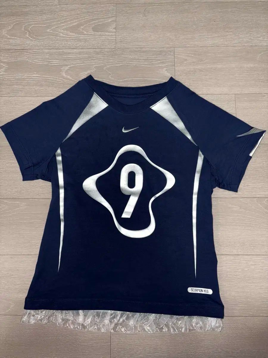 カリナ 着用 NIKE ナイキ nsw チル ニット グラフィック Tシャツ