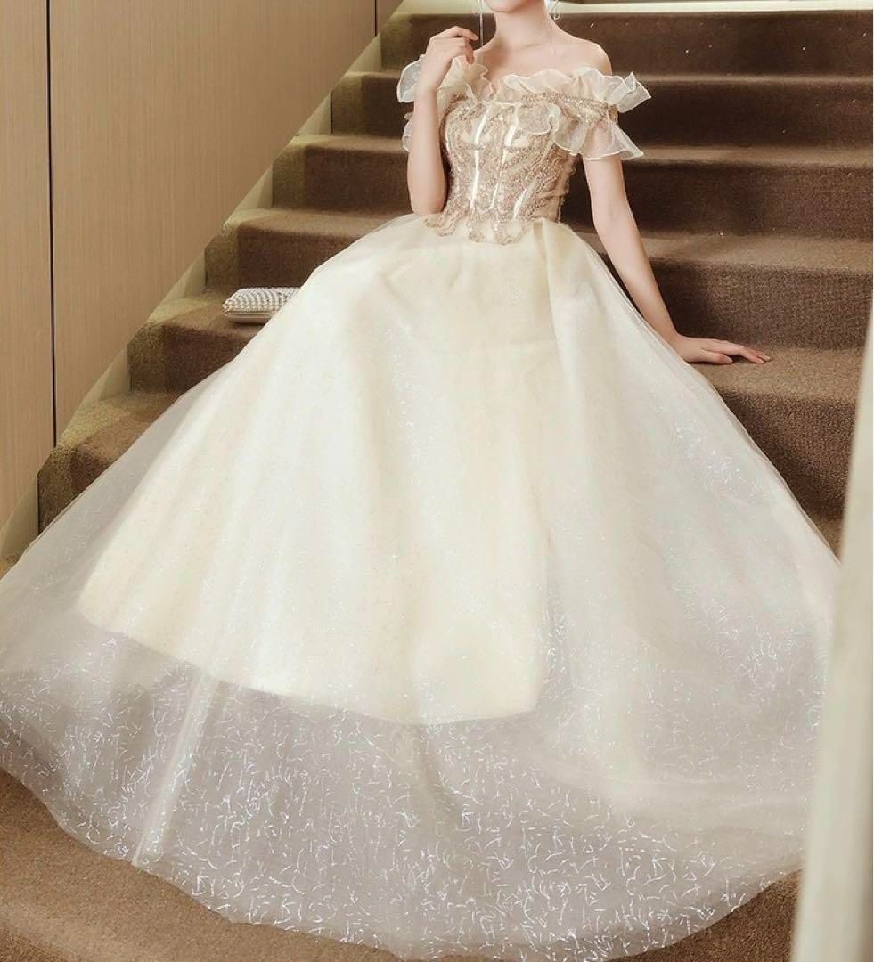 オシャレなデザインにフリルのオフショルのイブニングドレス