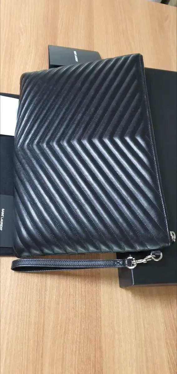 YVES SAINT LAURENT(イヴ・サンローラン) クラッチ/クラッチ