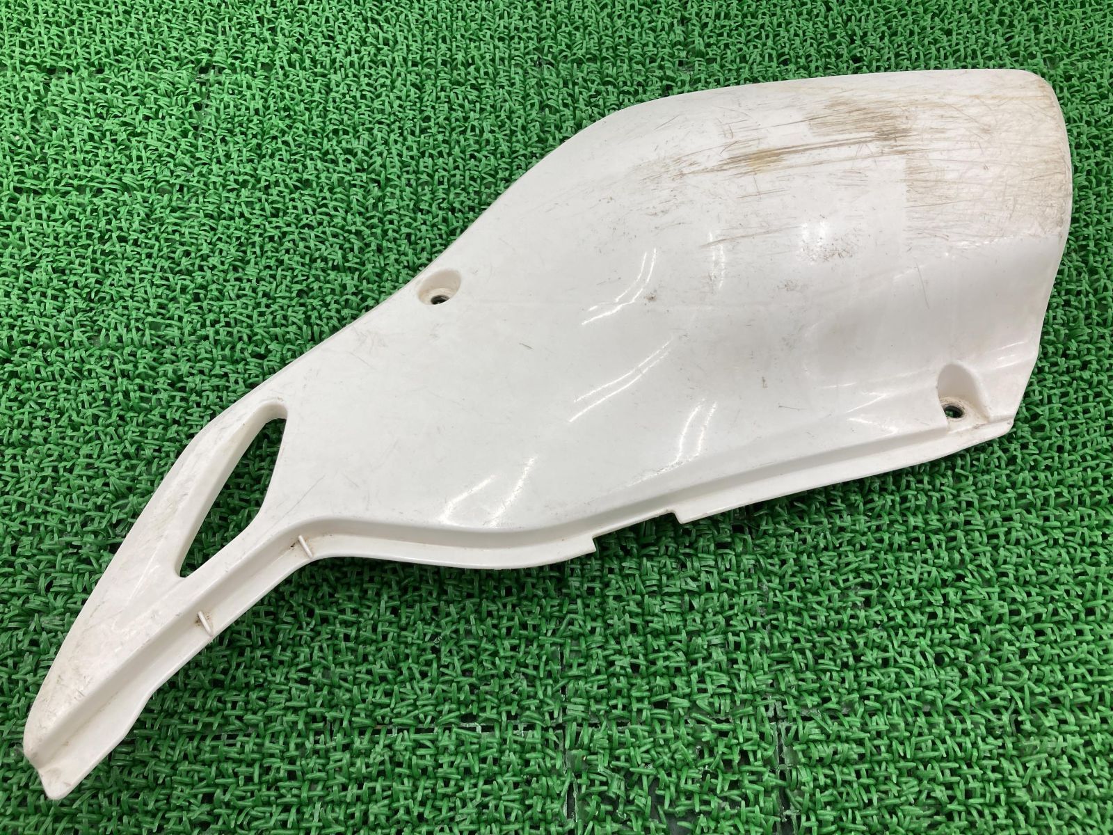 KLX250 サイドカバー 右 白 36001-1498 カワサキ 純正 中古 バイク 部品 LX250E Dトラッカー 250SBにも 割れ欠け無し  ペイント素材に メルカリShops