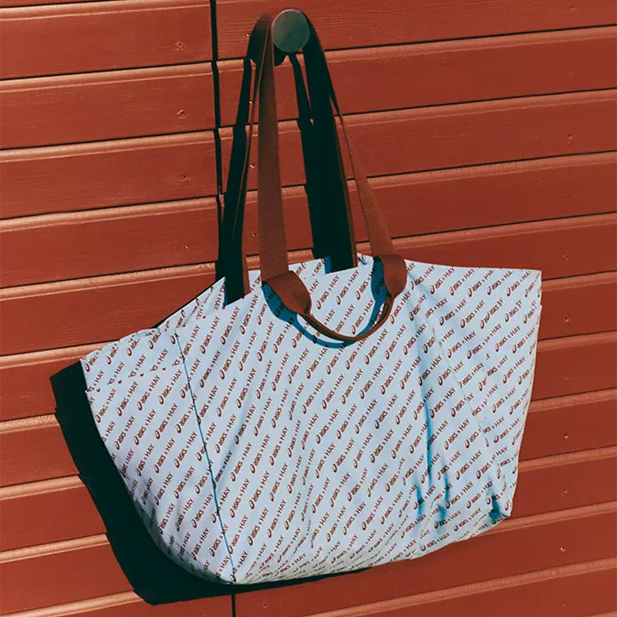 ASICS x HAY】LOGO BAG M｜北欧デンマーク インテリアブランドの