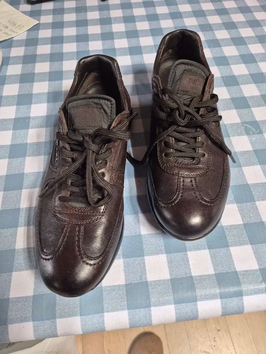 【雷市場（ポンジャン）商品韓国直送】 PRADA(プラダ) スニーカーズ 6 サイズ