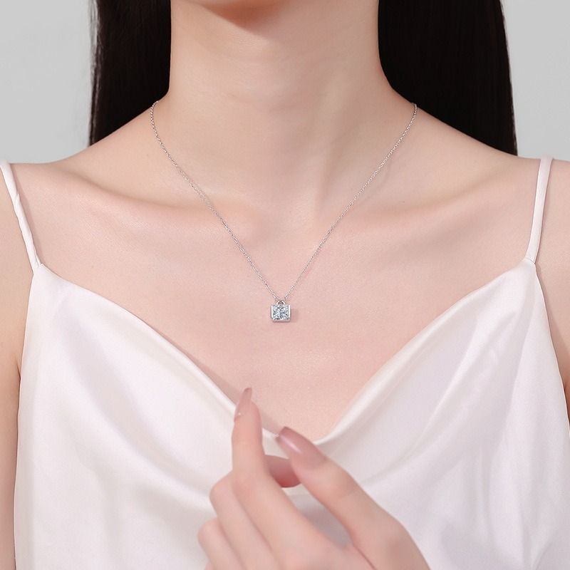 モアサナイト（人工ダイヤモンド）5ストーン ベゼルネックレス シルバー モアサナイト シルバー ネックレス&ペンダント 41cm CROWN-0.5CT