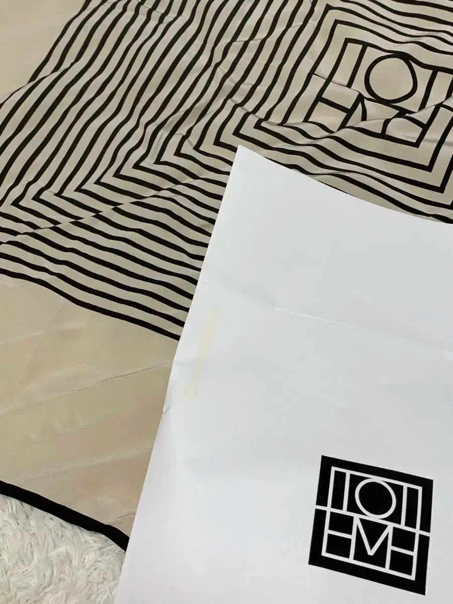 【TOTEME】モノグラムジャカード サロン エクリュ Toteme（トーテム） シグニチャー モノグラム スカーフ - メルカリ
