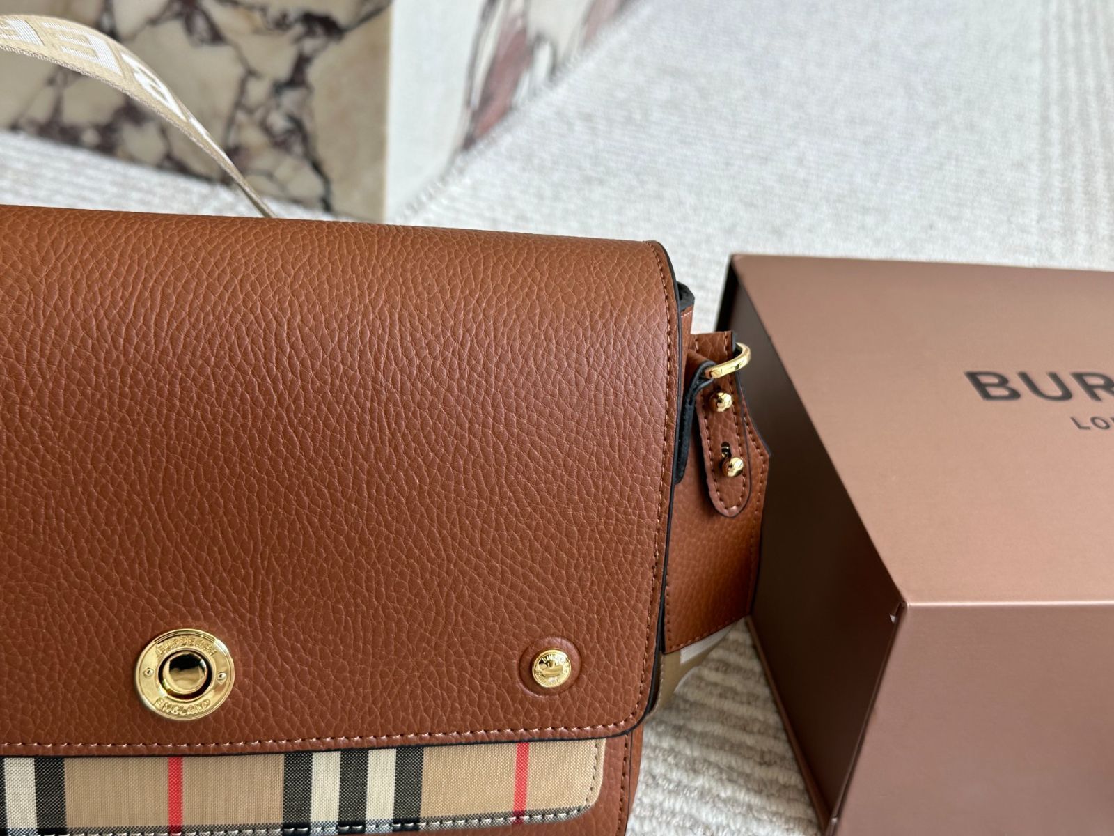 今日特価】Burberry Classic Horseferry Messenger Bag