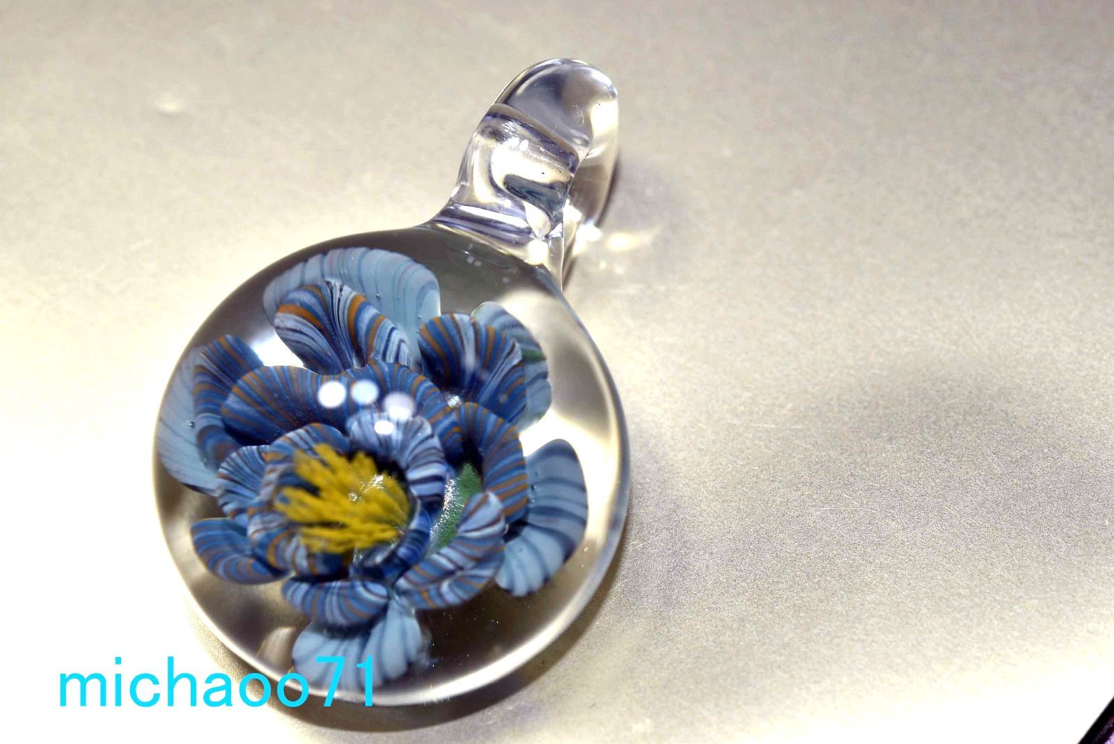 フラワー ガラスのペンダントトップ (12111-P21)GLASS FLOWER 透き通ったガラスの中に作咲く花＃ガラスアクセサリー ＃ハンドメイド ＃フラワーペンダント ＃ガラス工芸