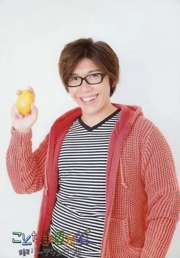 中古】生写真(男性) 佐藤拓也/上半身・衣装黒・白・赤・右手林檎