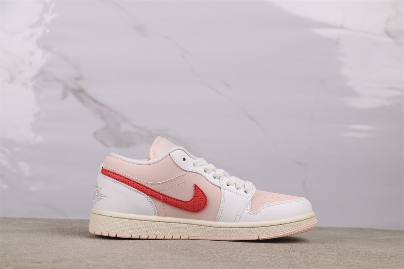 今日 エアジョーダン AJ 1 白粉 IB 8156-133 Air Jordan White Pink