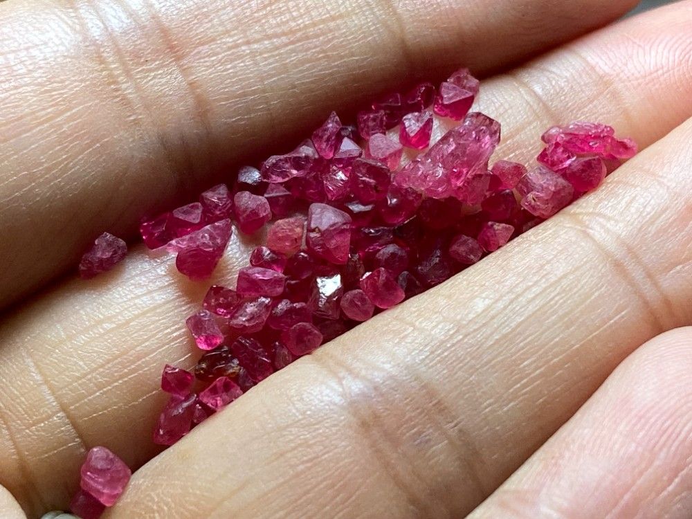 【ミャンマー産】スピネル原石② ミャンマー産 レッドスピネル母岩付き原石 ② 天然石