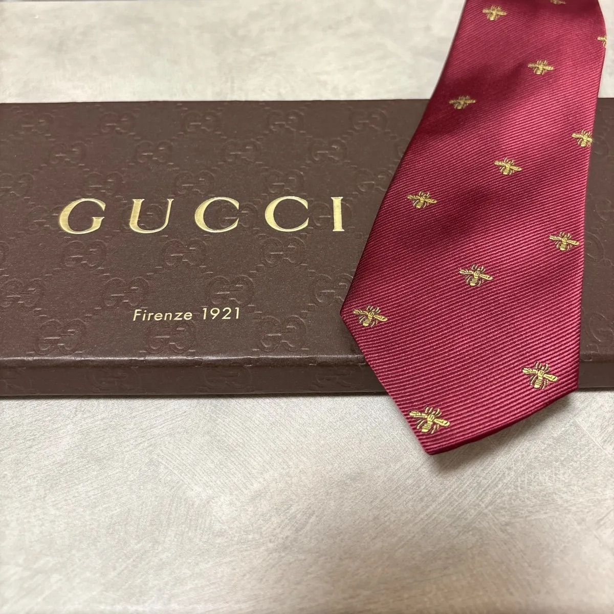 美品 GUCCI グッチ シルク 100％ レッド 赤 蜂柄 ハチ Bee 254