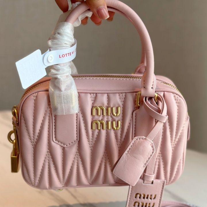 ミュウミュウ (miu miu)マテラッセ ミニハンドバッグ ピンク Amazon