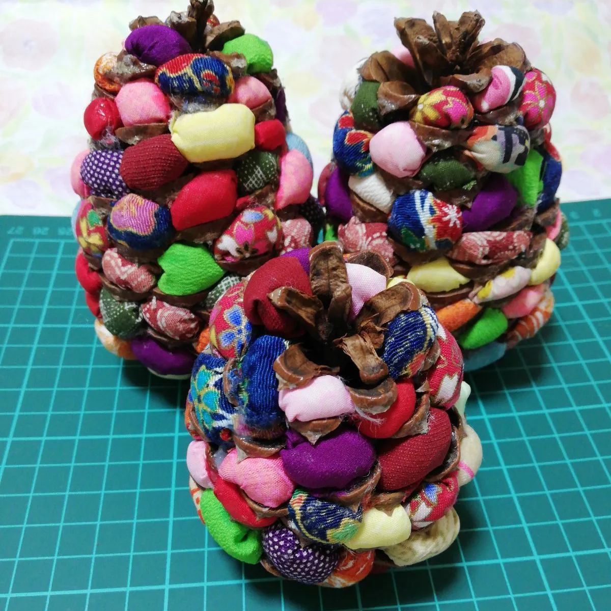 ちりめん細工 松ぼっくり 大3個セット - メルカリ