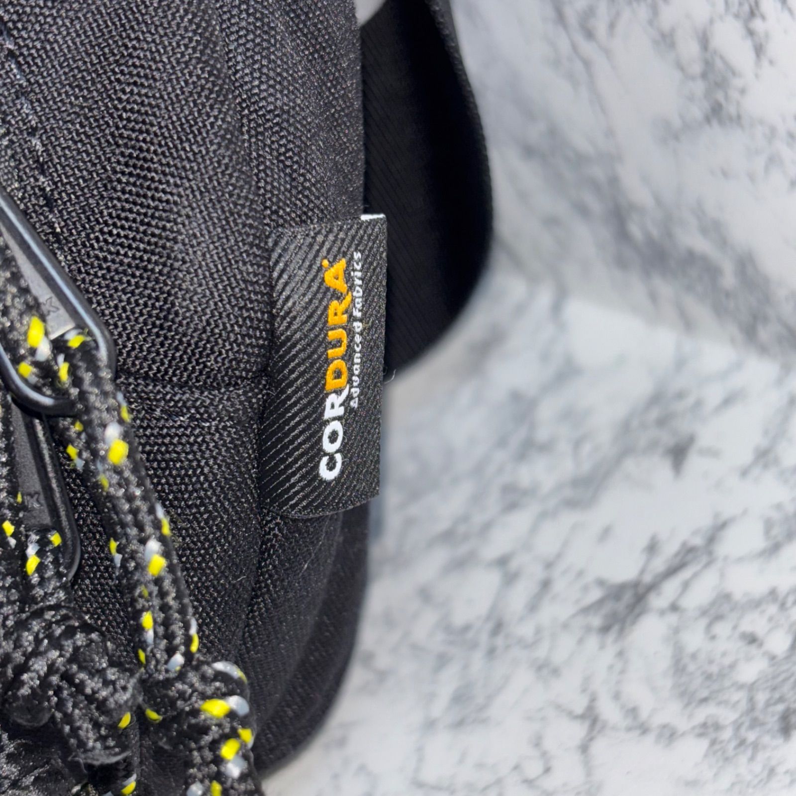 ⭐︎Hugoo ハグー　ヒップシート　ショルダーバック　ブラック×イエロー⭐︎ Hugoo ハグー ヒップシート ショルダーバッグ 子育て抱っこハグー