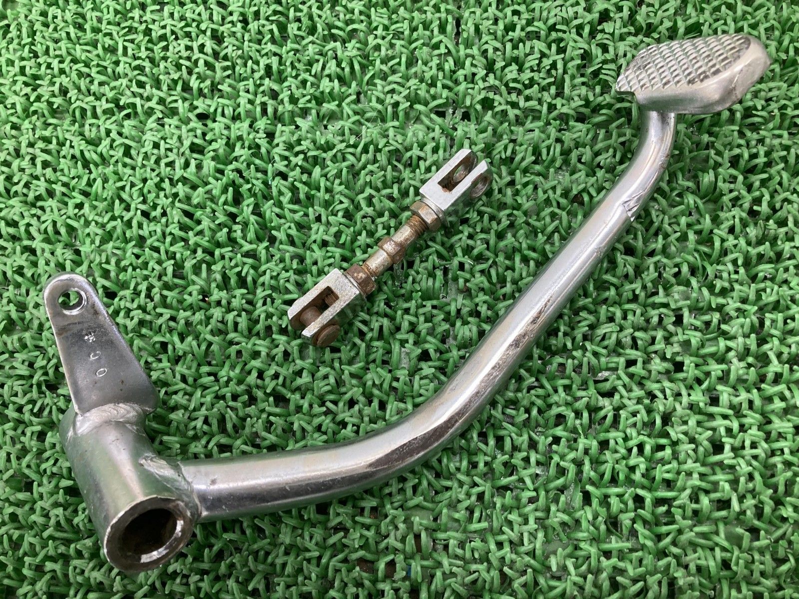 250SS ブレーキペダル S1F-24*** カワサキ 純正 バイク 部品 1976年式外し S1F Mach マッハ1 当時物 ペイント素材に 【中古】 33 250SS ブレーキペダル S1F-24*** カワサキ 純正 バイク 部品 1976年式