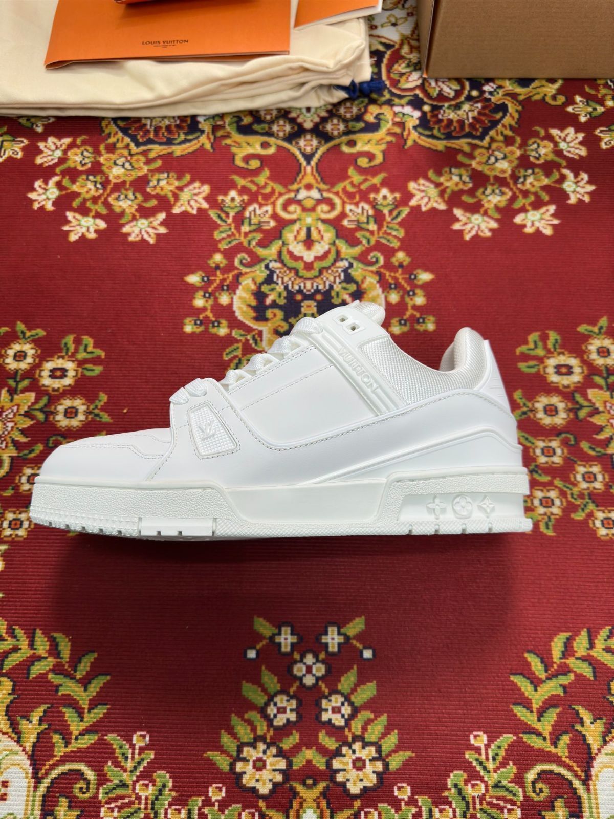 Louis Vuitton trainer 白い靴｜本日限定特価｜新品未使用